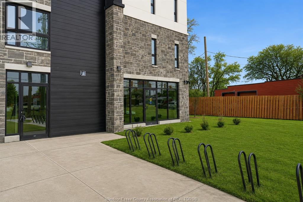 11646 Tecumseh Road #CR 2, Windsor — photograph 2