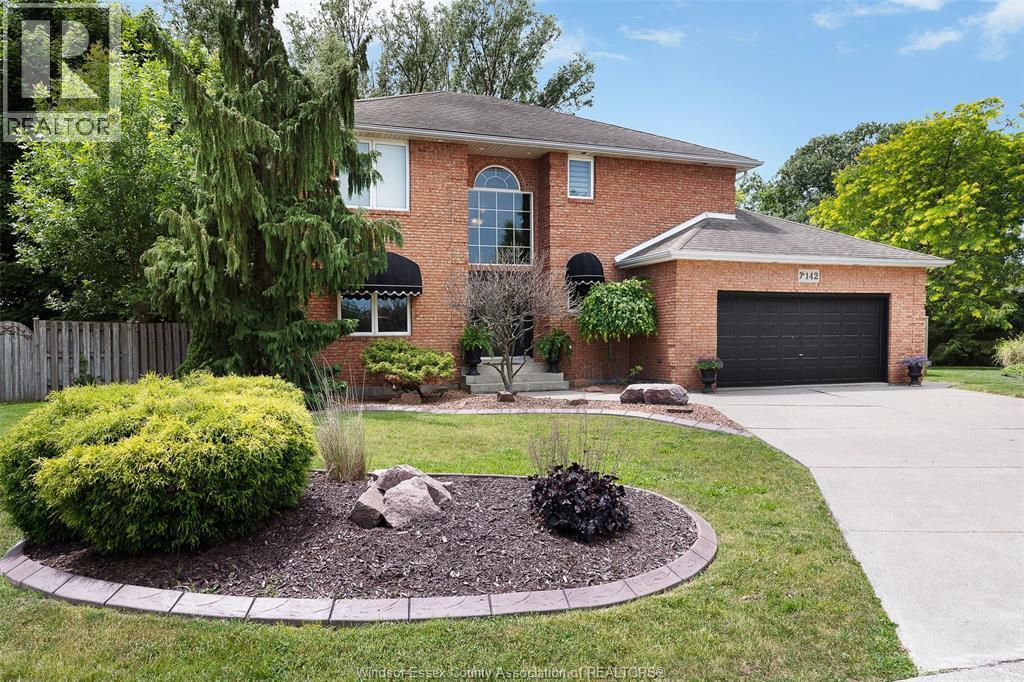 Single Family — 142 Pheasant Run, Lakeshore, Ontario