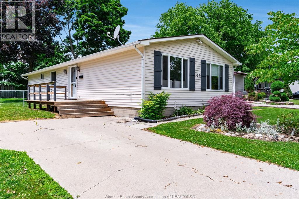 Single Family — 302 Summerset Avenue, Kingsville, Ontario