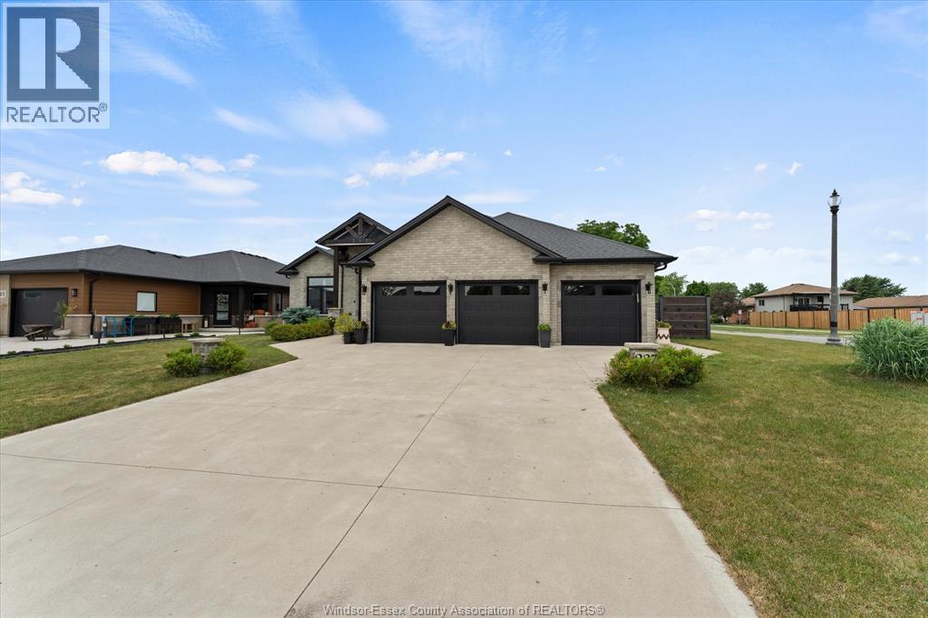 227 Meadowview, Amherstburg — photograph 2