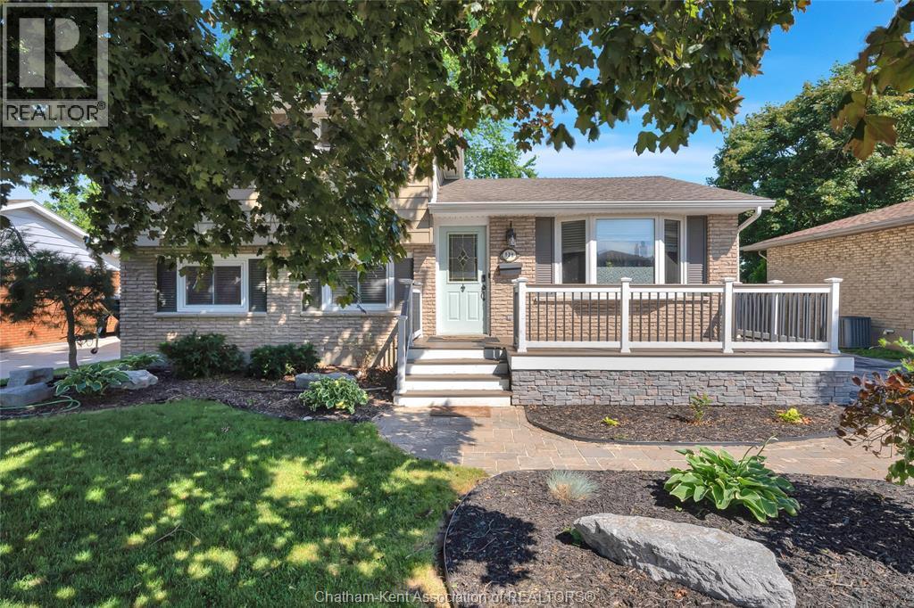 4-bedroom Single Family at 138 Vanier Drive, Chatham — photograph 2
