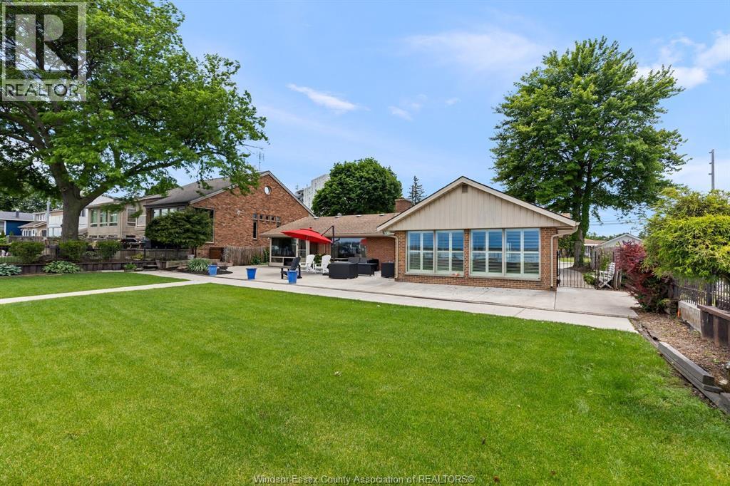 8280 Riverside Dr, Windsor — photograph 3