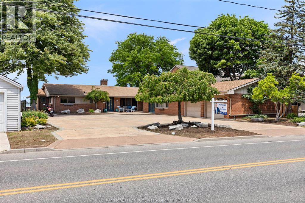 8280 Riverside Dr, Windsor — photograph 2