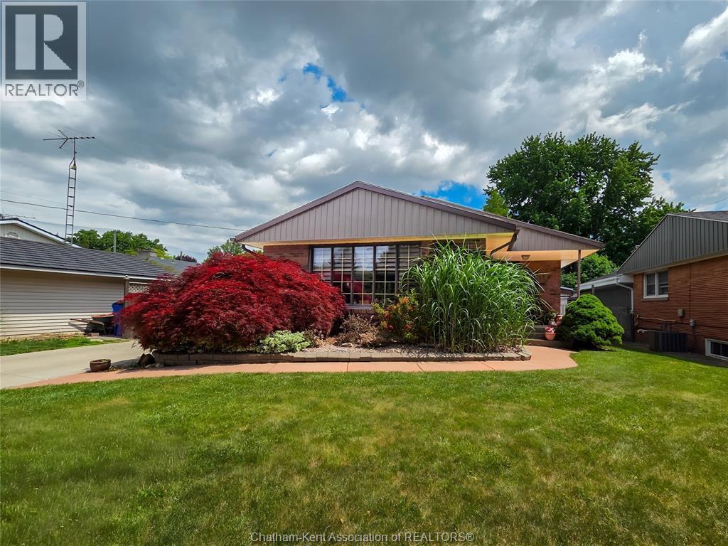 211 Faubert Drive, Chatham — photograph 2
