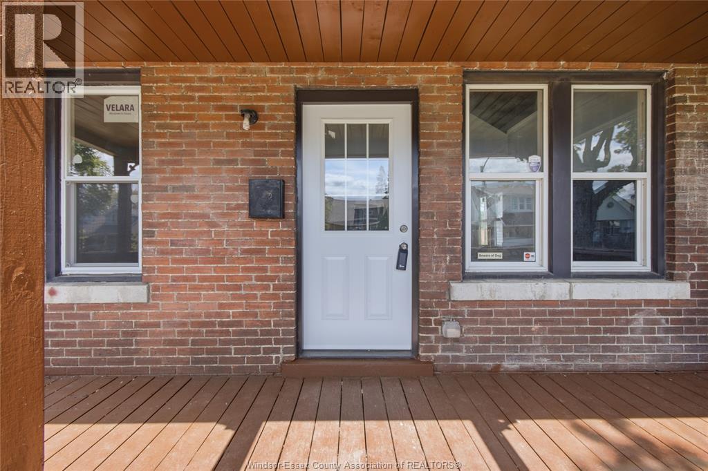 1030 Oak Street, Windsor — photograph 2