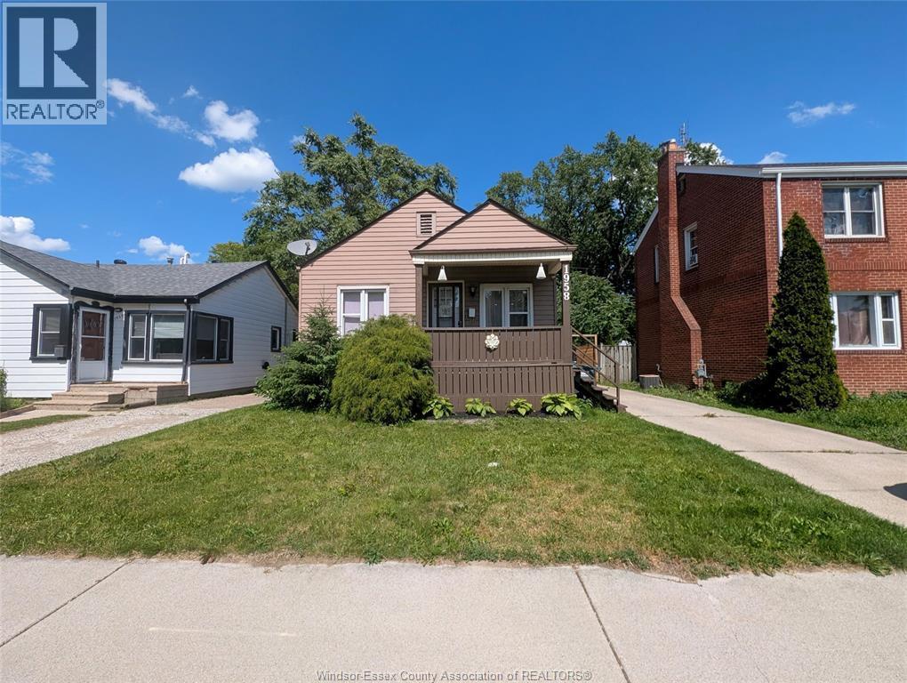 1958 Tourangeau Road, Windsor — photograph 2