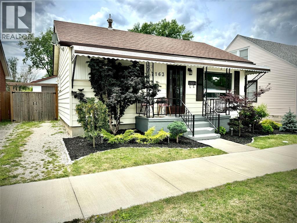 2163 Wellesley Avenue, Windsor — photograph 3