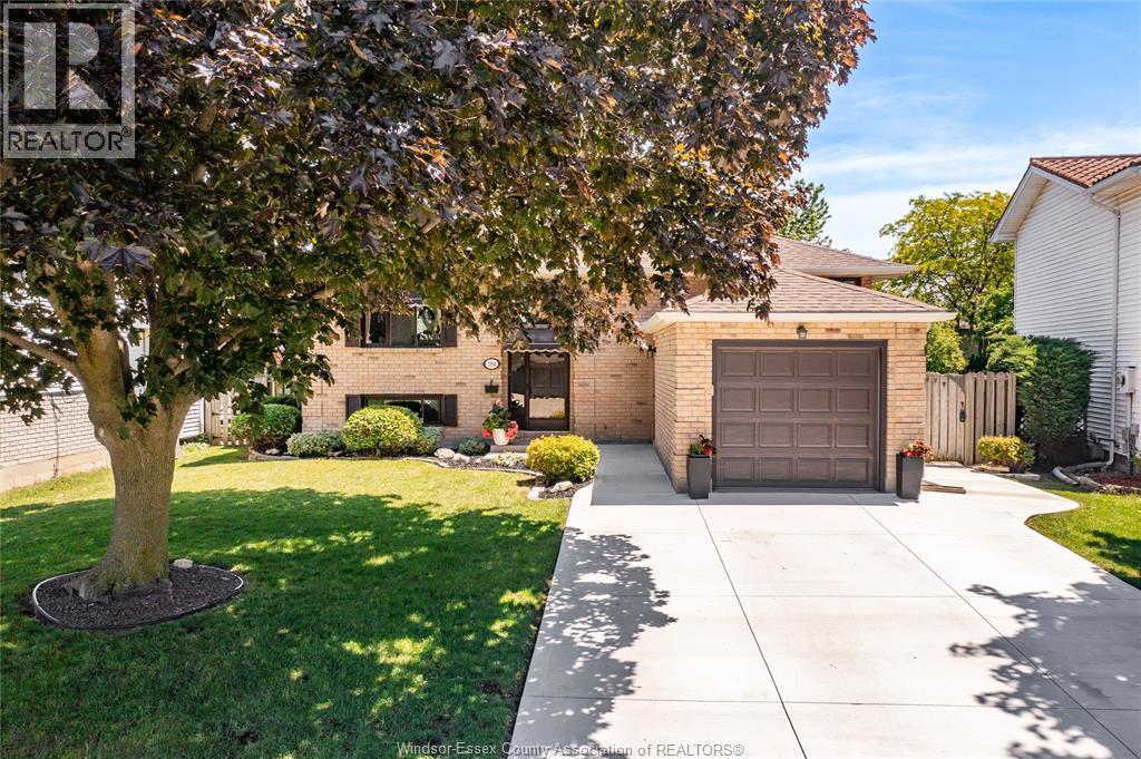 384 Amberly Crescent, Tecumseh — primary photograph