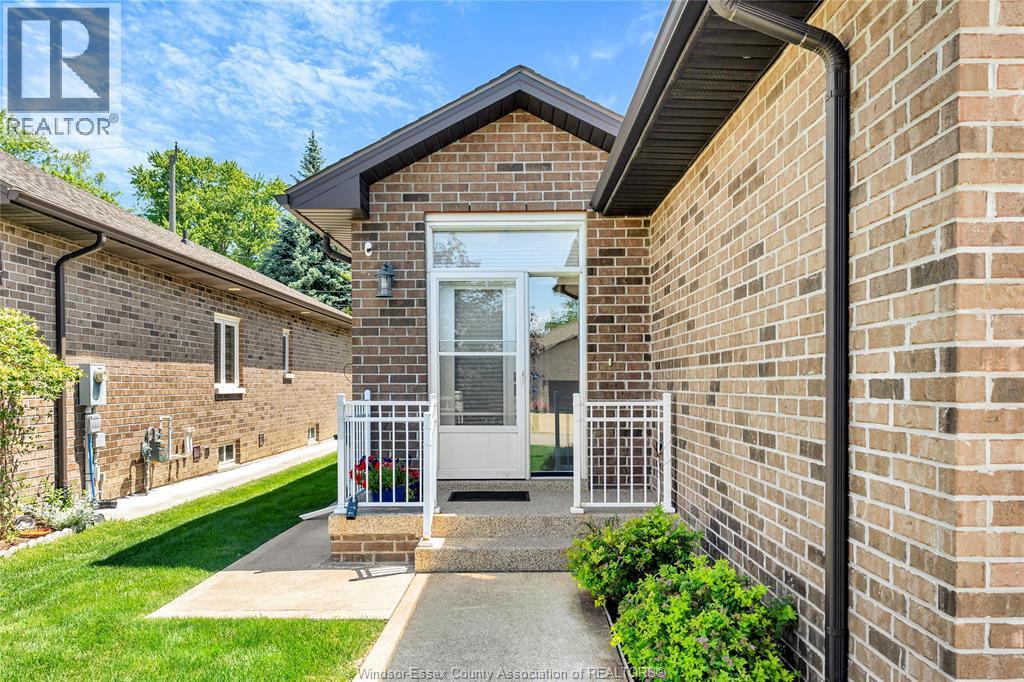 2526 Olive Road, Windsor — photograph 2