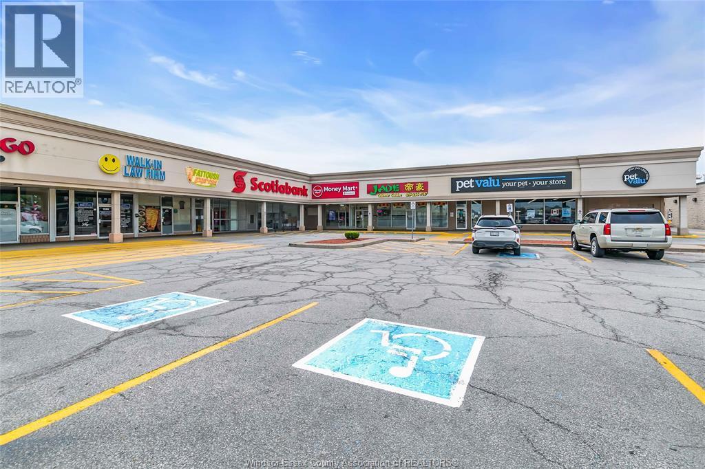 1584 Huron Church, Windsor — photograph 2