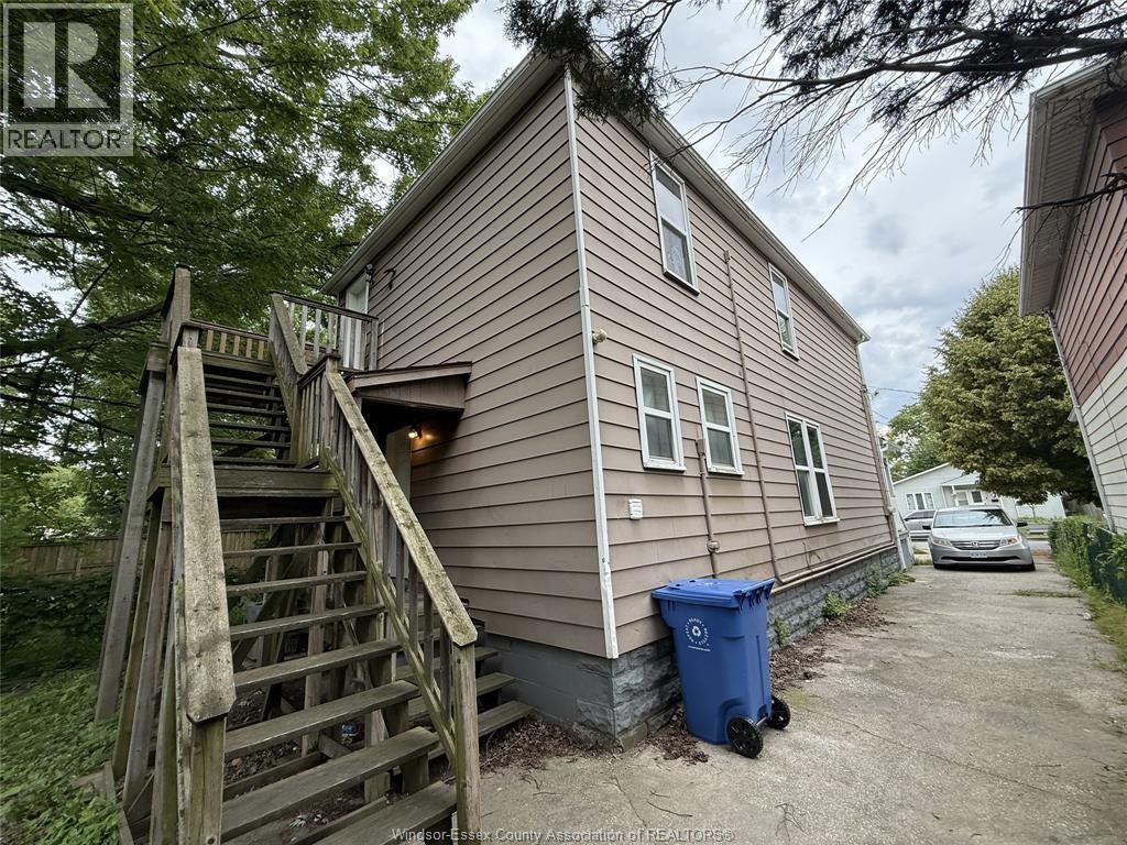 4-bedroom Single Family at 3417 Cross, Windsor — photograph 2
