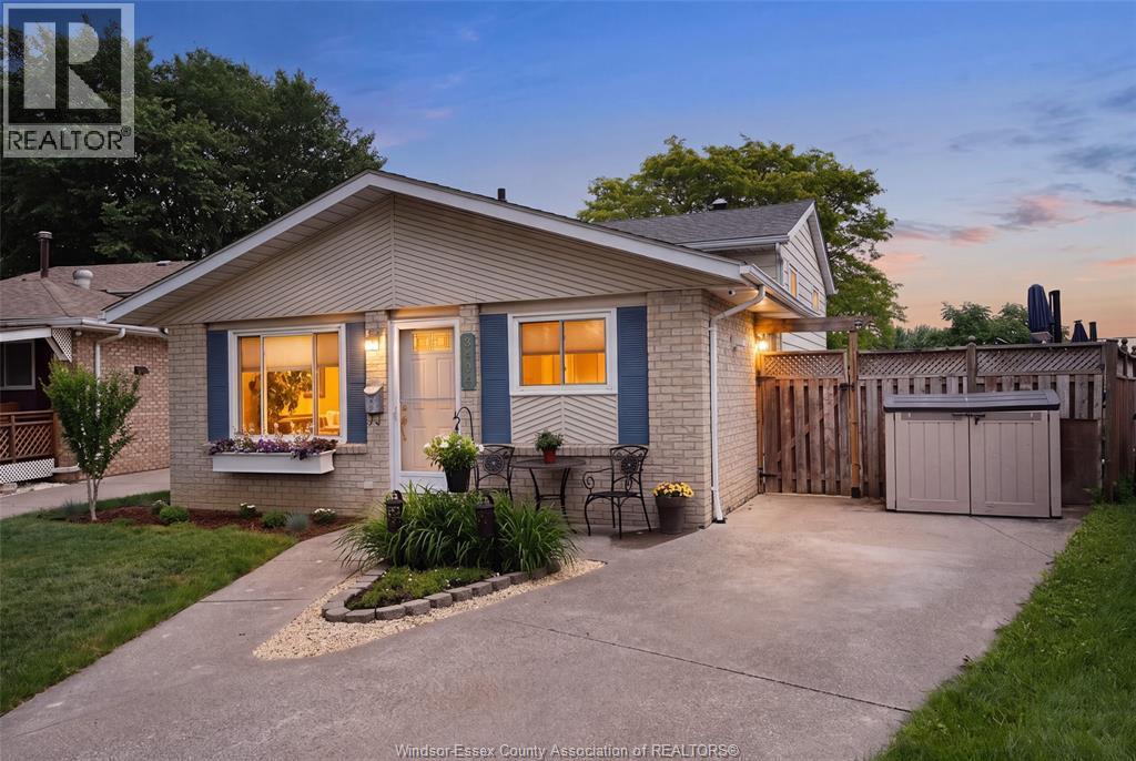 3404 Hemlock, Windsor — photograph 2