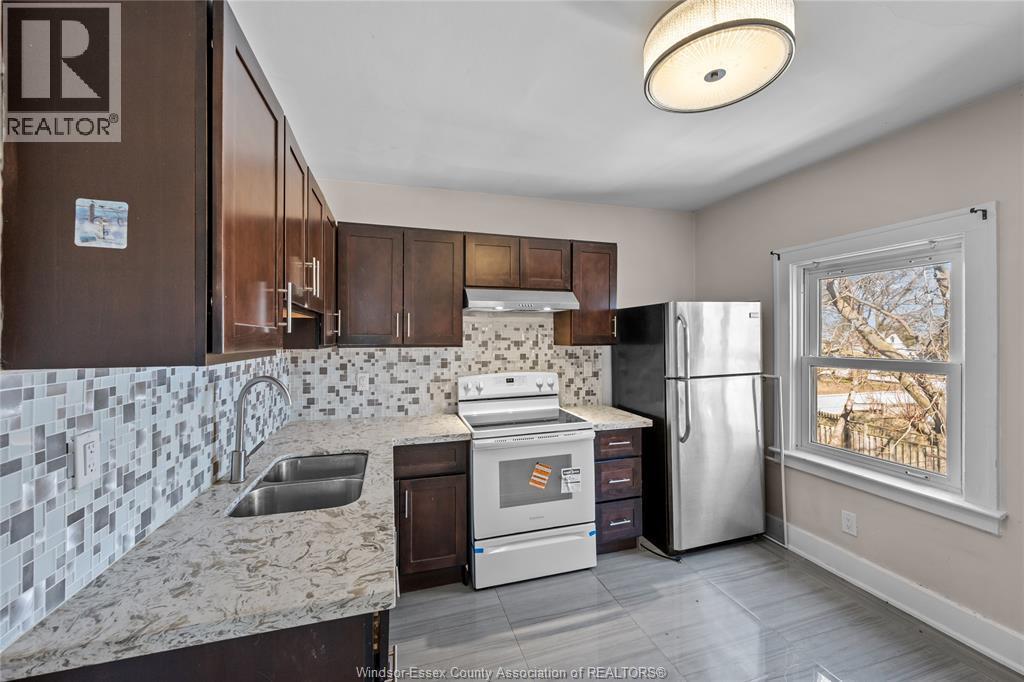 2-bedroom Single Family at 1156 Elm #UPPER, Windsor — photograph 3