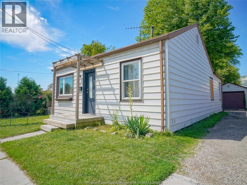 16 McNaughton Avenue, Wallaceburg — photograph 2
