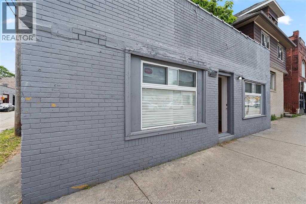 939 Wyandotte Street, Windsor — photograph 2
