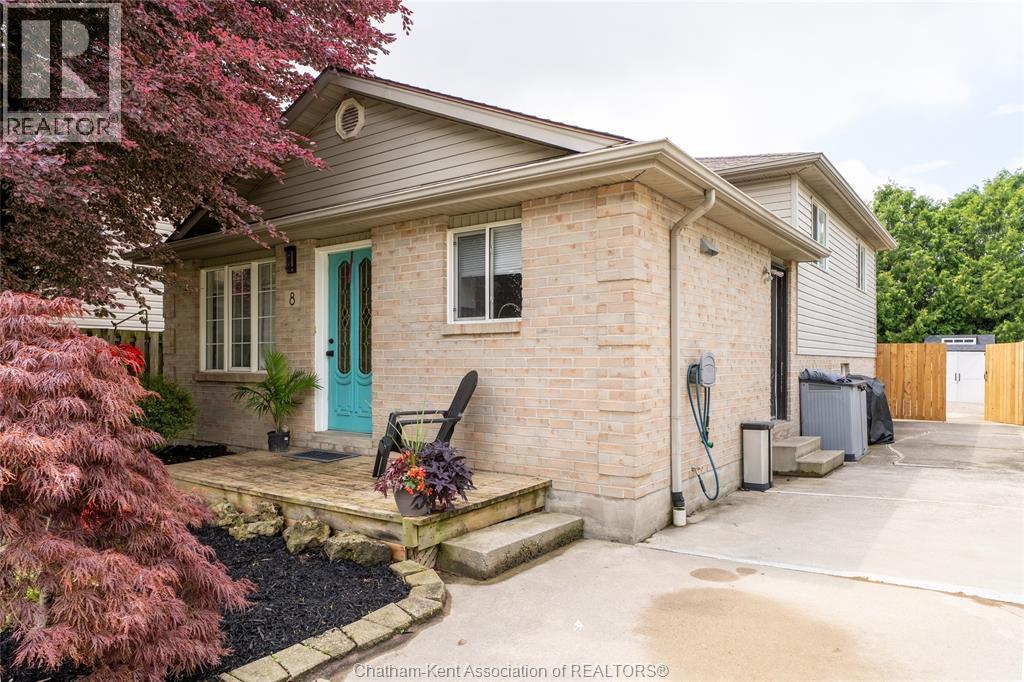 Single Family — 8 Hampton Court, Chatham, Ontario