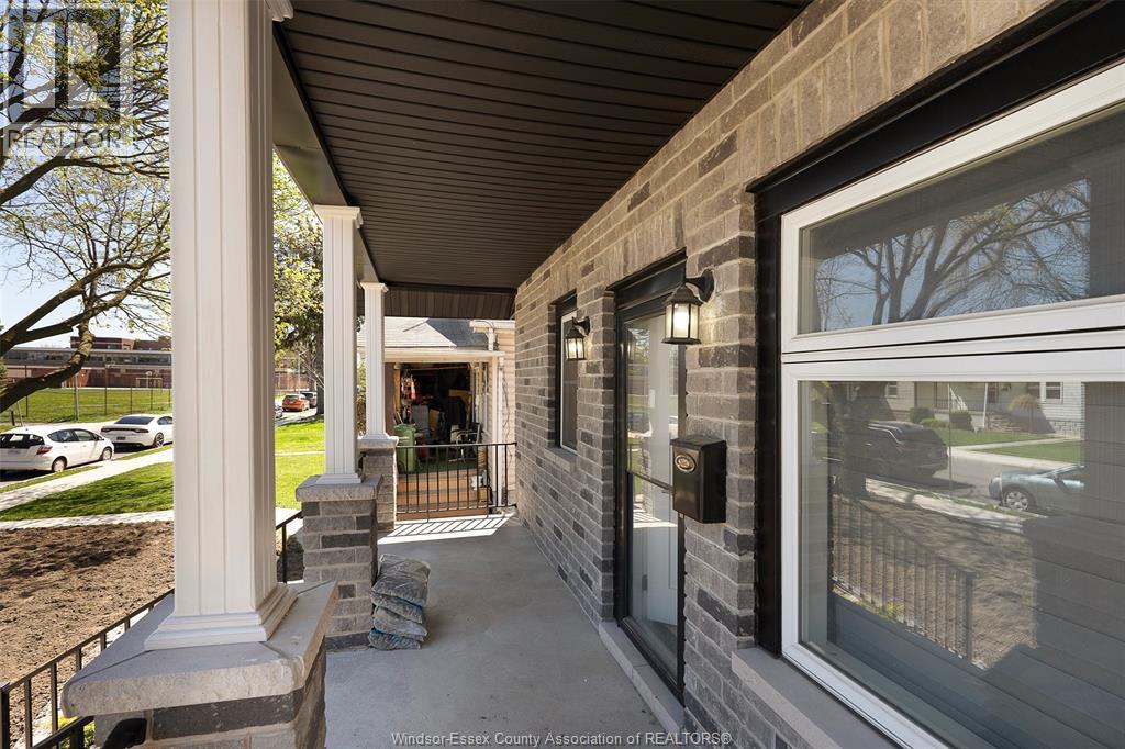 1059 Elsmere Avenue, Windsor — photograph 3