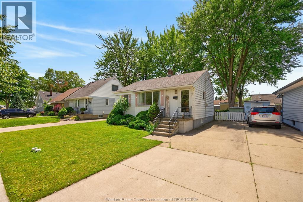1677 Norman Road, Windsor — photograph 2