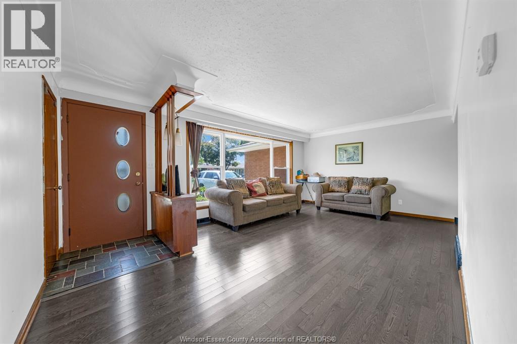 71 Danforth Avenue, Leamington — photograph 2