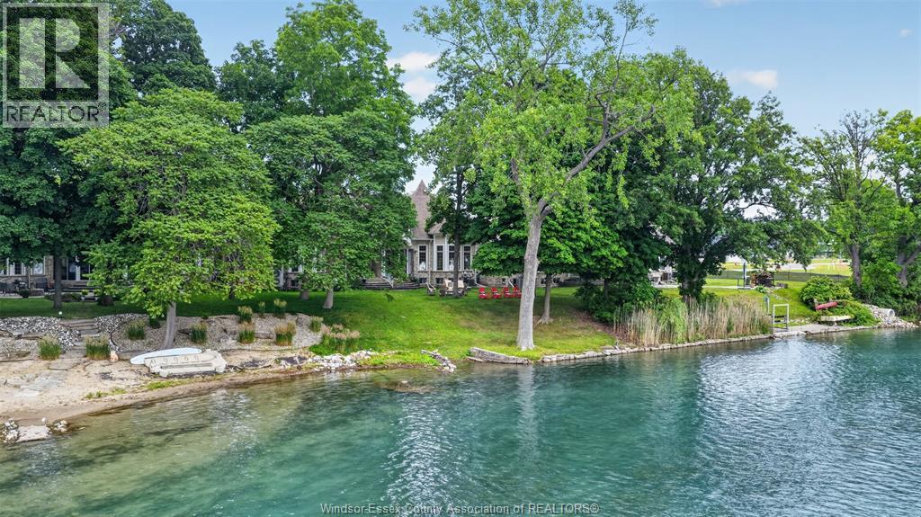 5-bedroom Single Family at 208 Crystal Bay Drive, Amherstburg — photograph 2