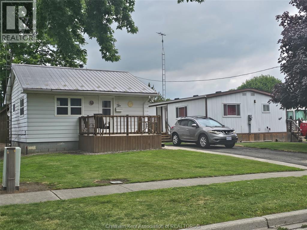 Single Family — 8-10 Henry Street, Wallaceburg, Ontario