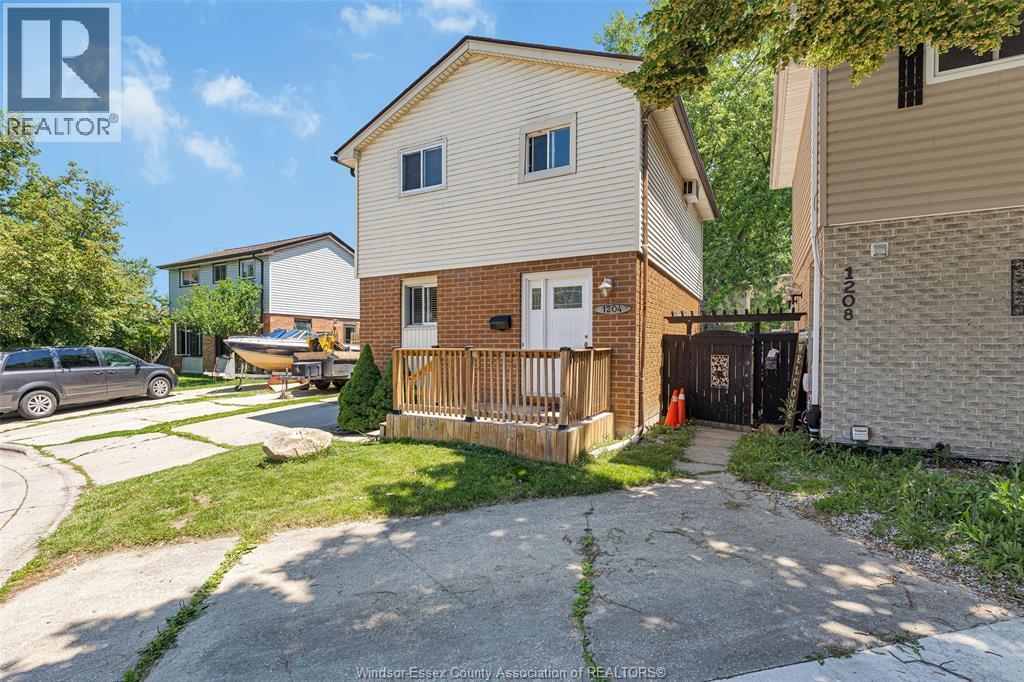 1204 Copperfield Pl, Windsor — photograph 2