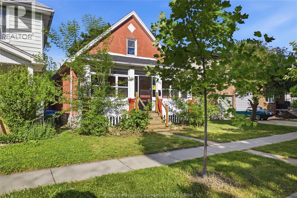 977 Gladstone, Windsor — photograph 2