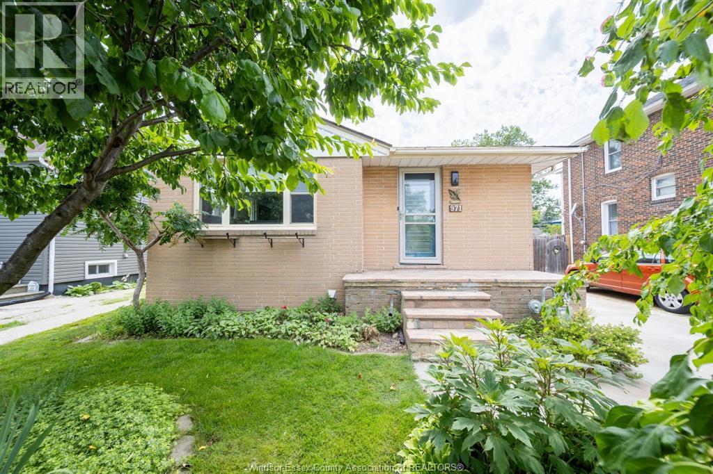 Single Family — 971 Fairview Boulevard, Windsor, Ontario