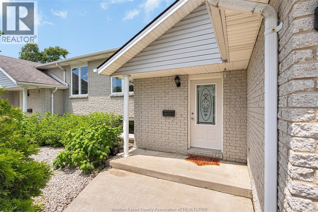 714 Cabana Road, Windsor — photograph 2