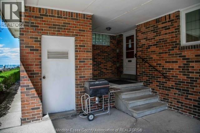 13942 Riverside Drive, Tecumseh — photograph 2