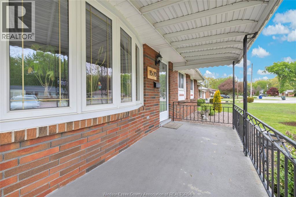 1570 Laurier Drive, LaSalle — photograph 2