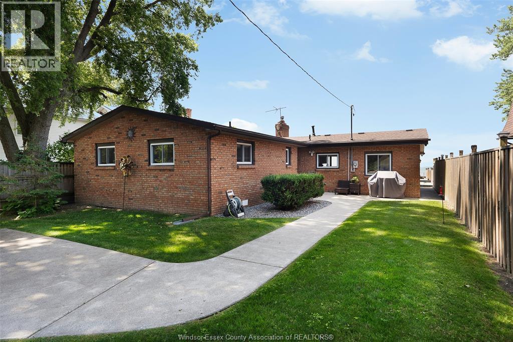 1824 Erie Avenue, Amherstburg — primary photograph