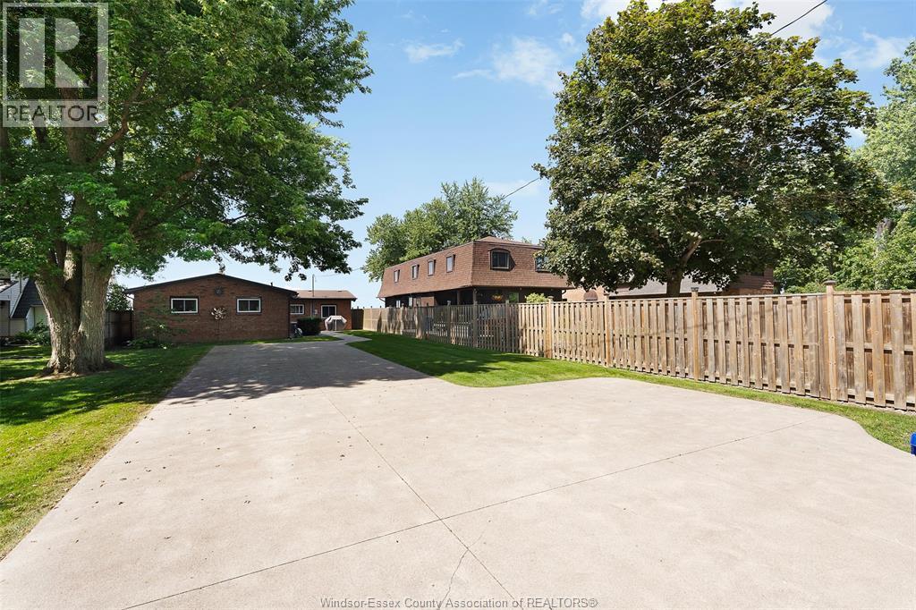 4-bedroom Single Family at 1824 Erie Avenue, Amherstburg — photograph 3