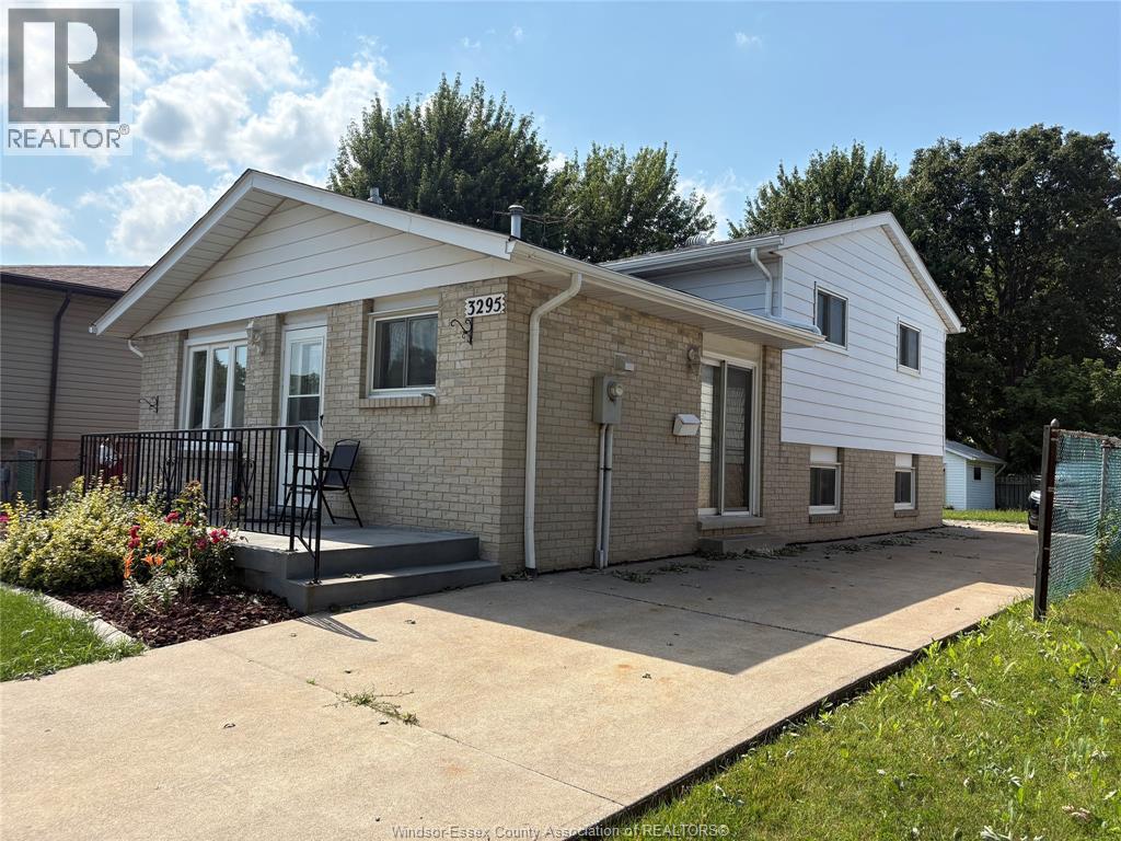 3295 Aurora, Windsor — photograph 3