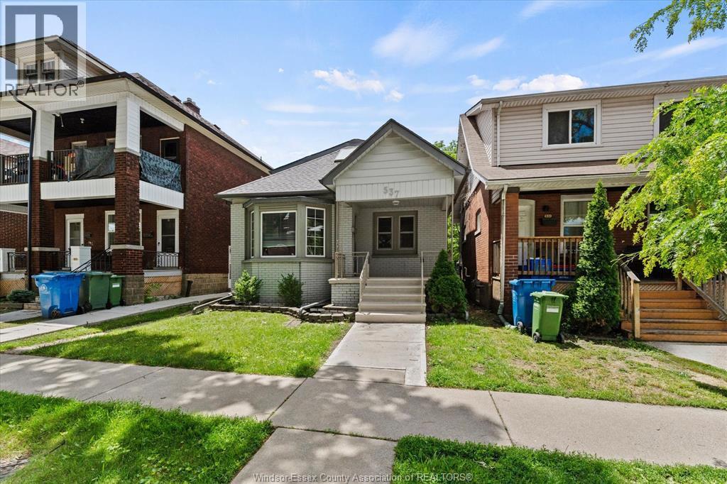 537 McEwan Avenue, Windsor — photograph 2