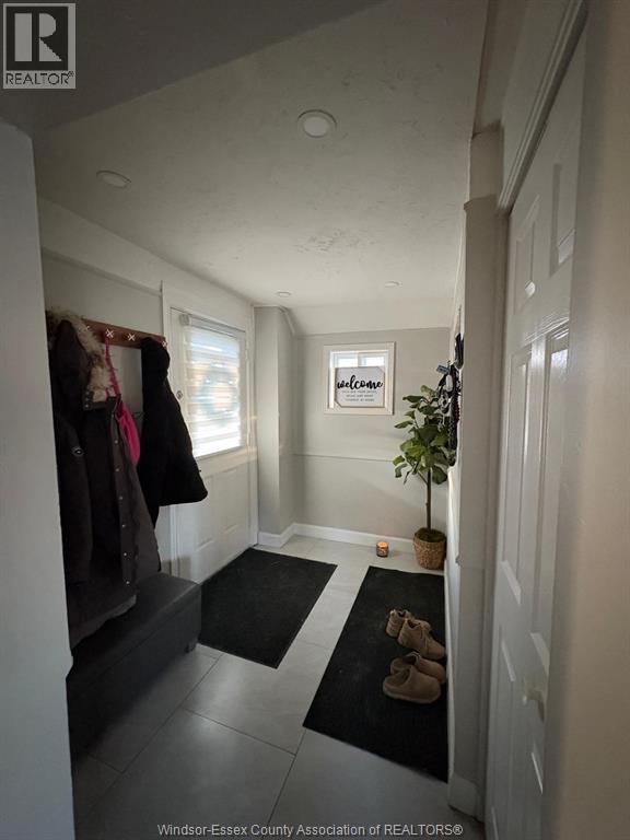 1364 McKay Avenue, Windsor — photograph 2