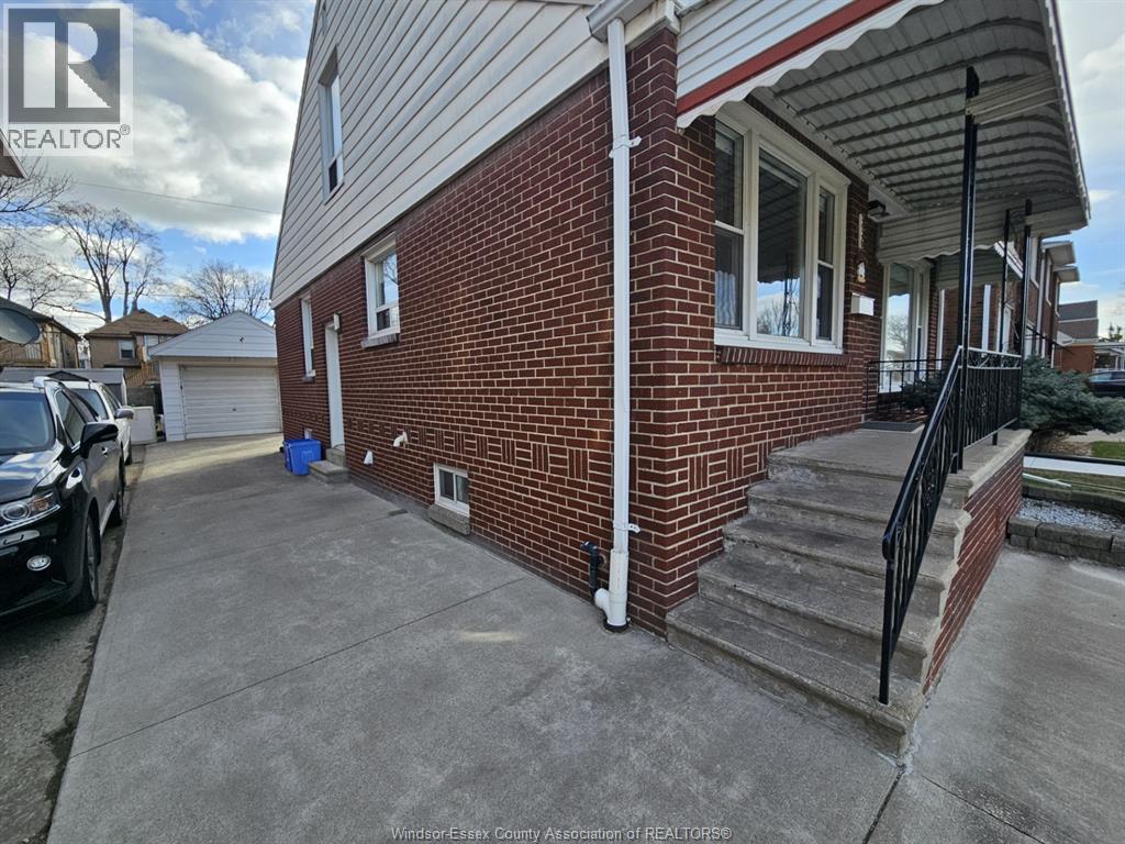 5-bedroom Single Family at 336 Partington Avenue, Windsor — photograph 2