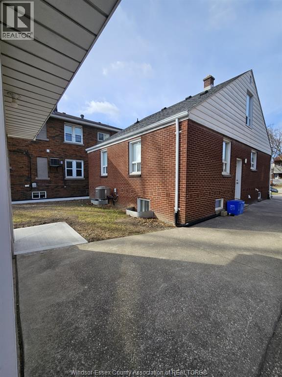 5-bedroom Single Family at 336 Partington Avenue, Windsor — photograph 3