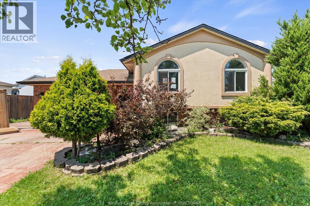 1320 Hansen Crescent, Windsor — photograph 2