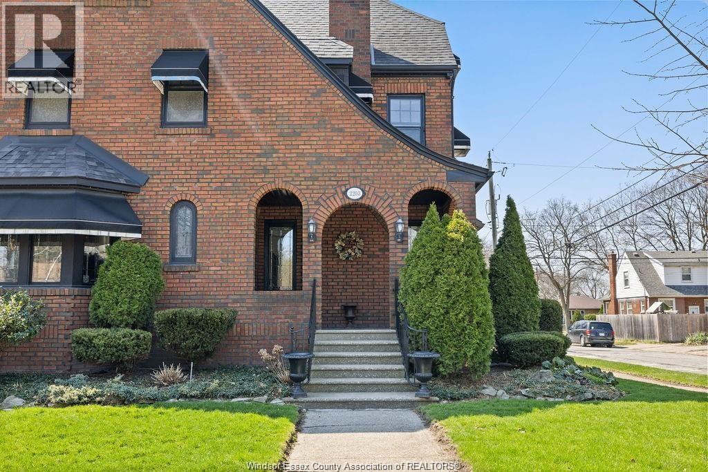2203 Victoria, Windsor — photograph 3