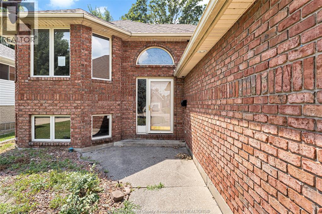 2525 Strawberry Drive, Tecumseh — photograph 2