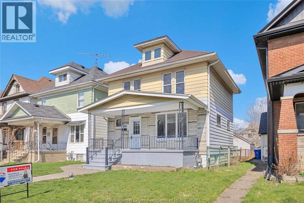 3-bedroom Single Family at 884 Moy, Windsor — photograph 2