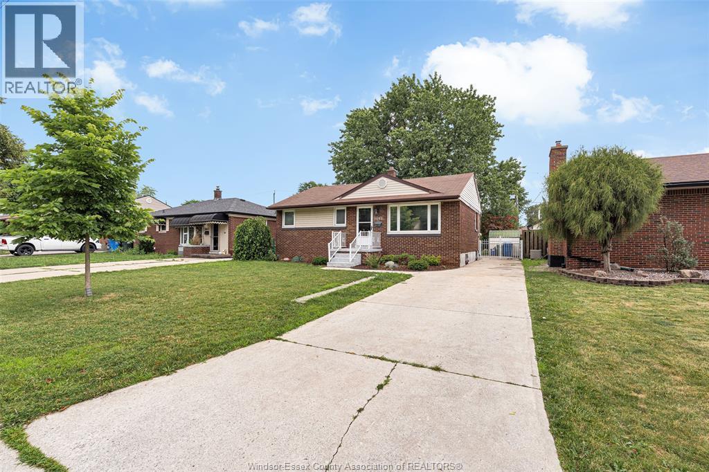 3849 Hillcrest, Windsor — photograph 2