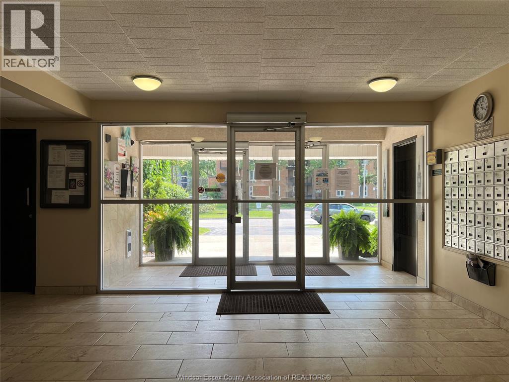 6563 Thornberry, Windsor — photograph 2