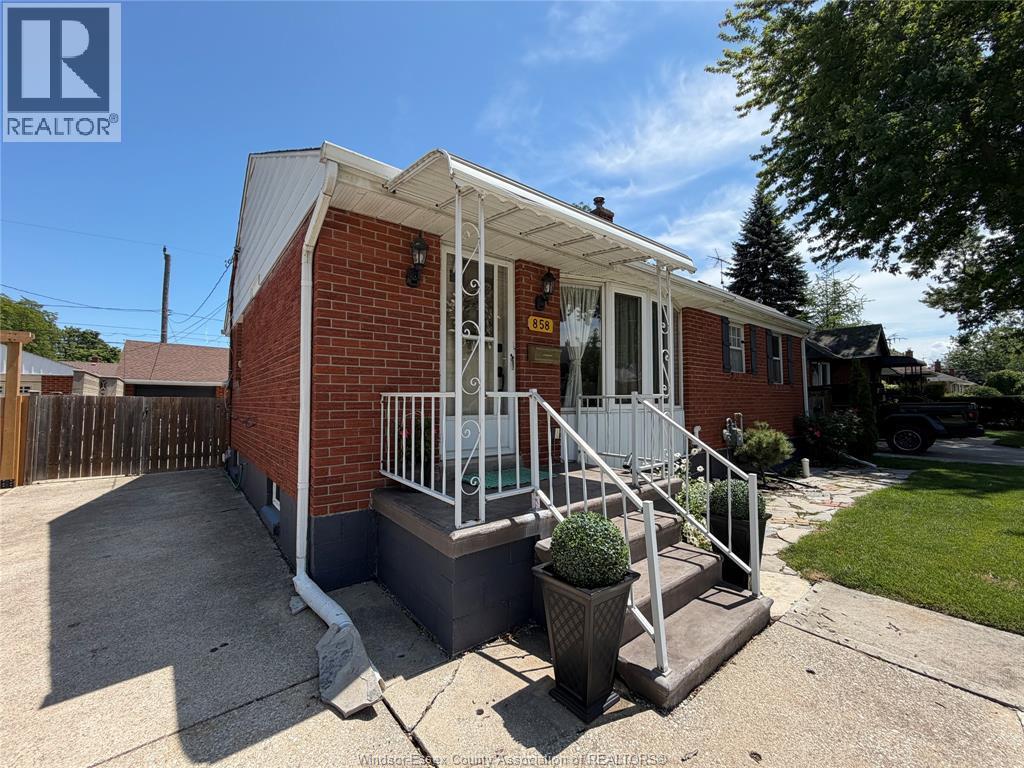 858 Laporte, Windsor — photograph 3