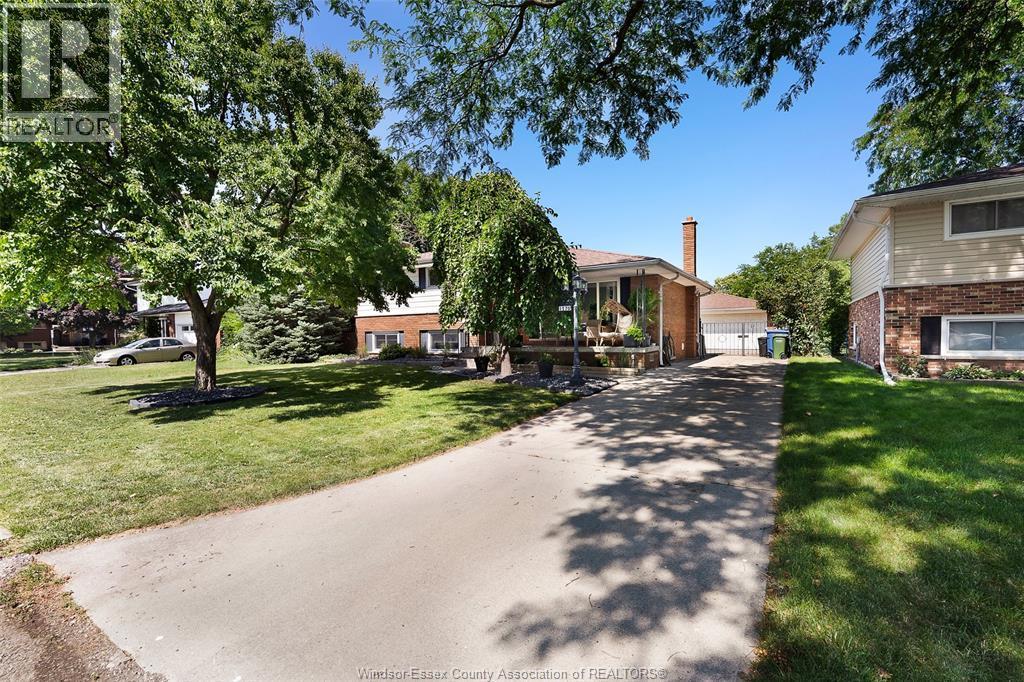 1170 Garden Court Drive, Windsor — photograph 2