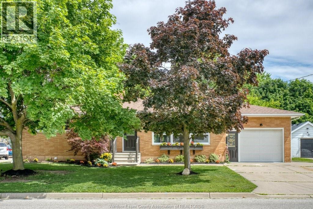 5-bedroom Single Family at 68 McCallum, Kingsville — photograph 2