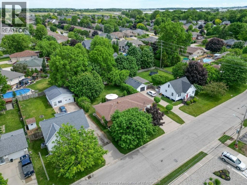 5-bedroom Single Family at 68 McCallum, Kingsville — photograph 3