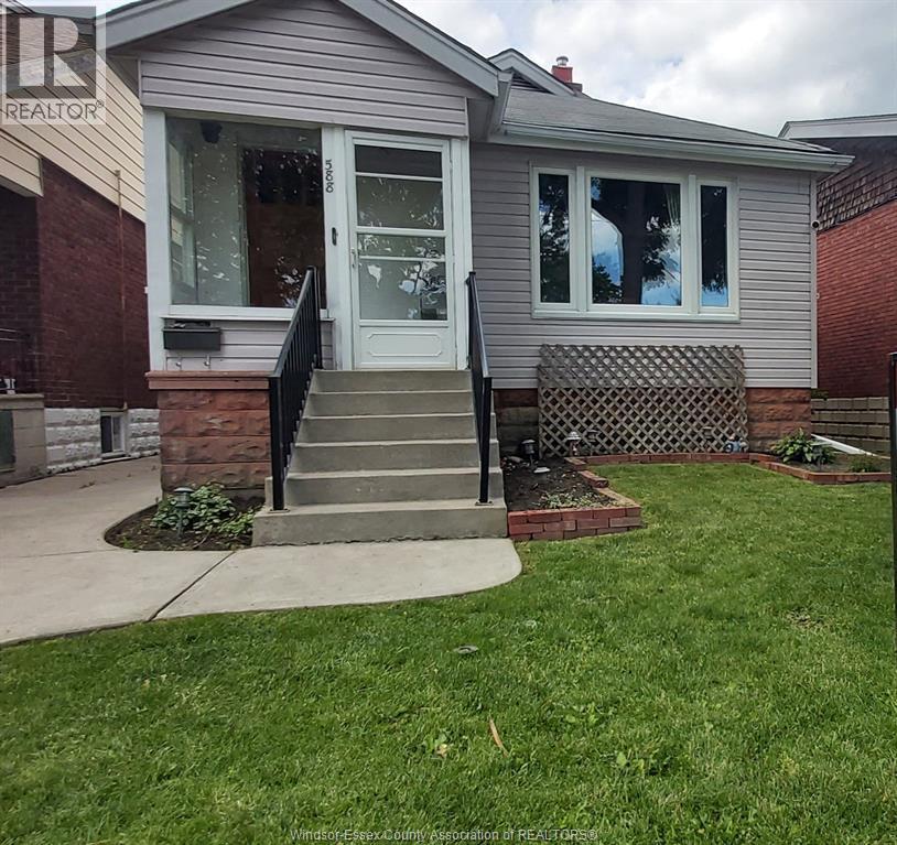 588 Irvine Avenue, Windsor — photograph 2