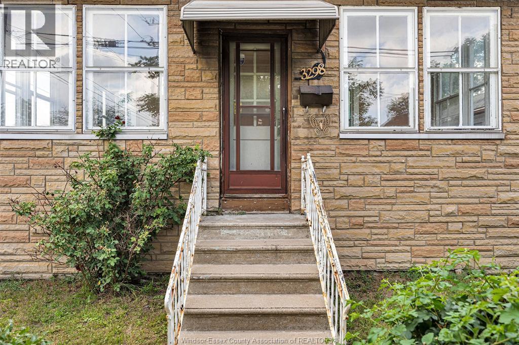 3298 College, Windsor — photograph 2
